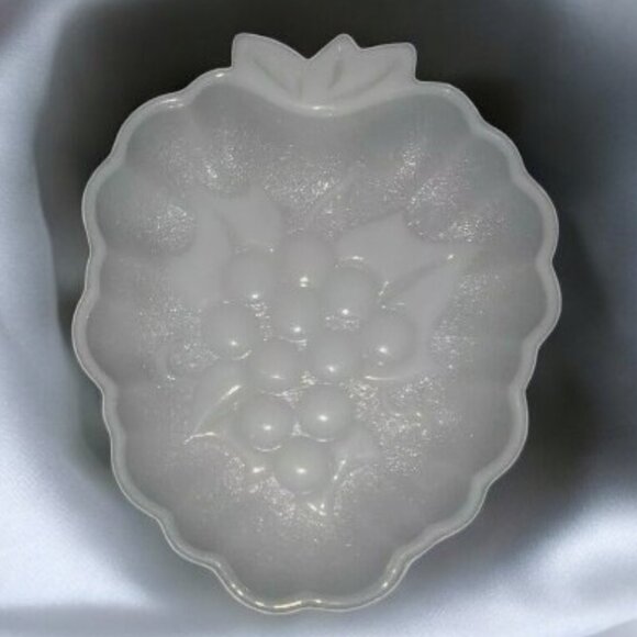 Vintage Hazel Atlas Milk Glass Strawberry Grape Candy Trinket Dishes – Set of 2 - Picture 13 of 13